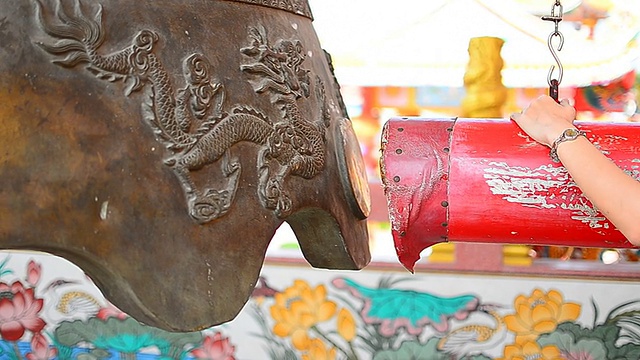 人们敲钟向神圣的中国神致意
