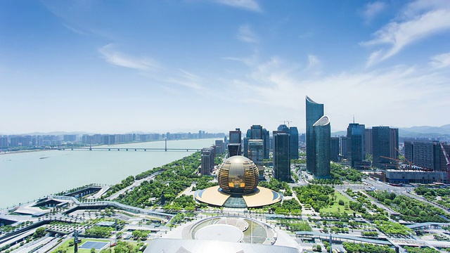 详情图-白天，杭州的天际线和现代建筑在河边，时光流逝。