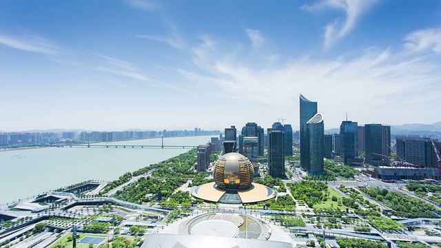 详情图-白天，杭州的天际线和现代建筑在河边，时光流逝。