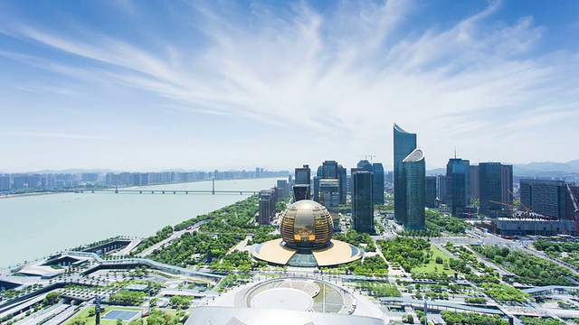 详情图-白天，杭州的天际线和现代建筑在河边，时光流逝。