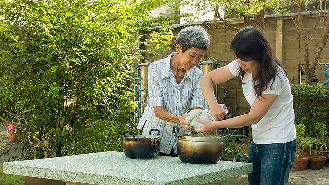 詳情圖-在花園里做飯的亞洲女人