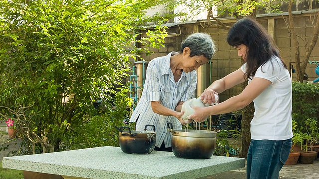 詳情圖-在花園里做飯的亞洲女人