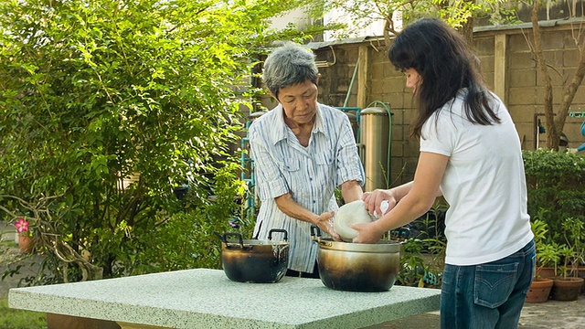 詳情圖-在花園里做飯的亞洲女人