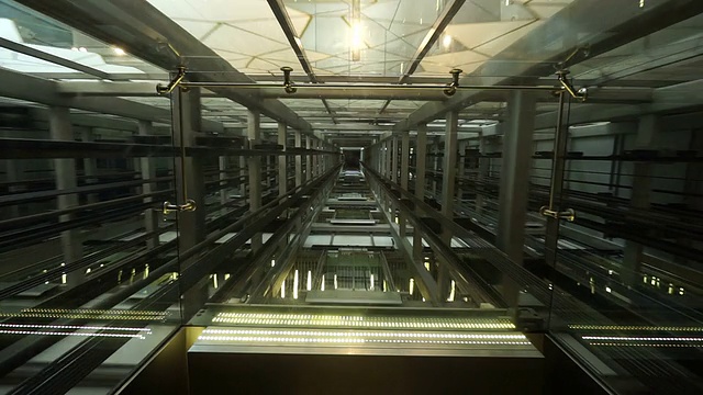 透過電梯轎廂的頂棚，可以看到電梯豎井和運動