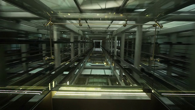 詳情圖-透過電梯轎廂的頂棚，可以看到電梯豎井和運(yùn)動