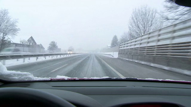 在雪地里开车