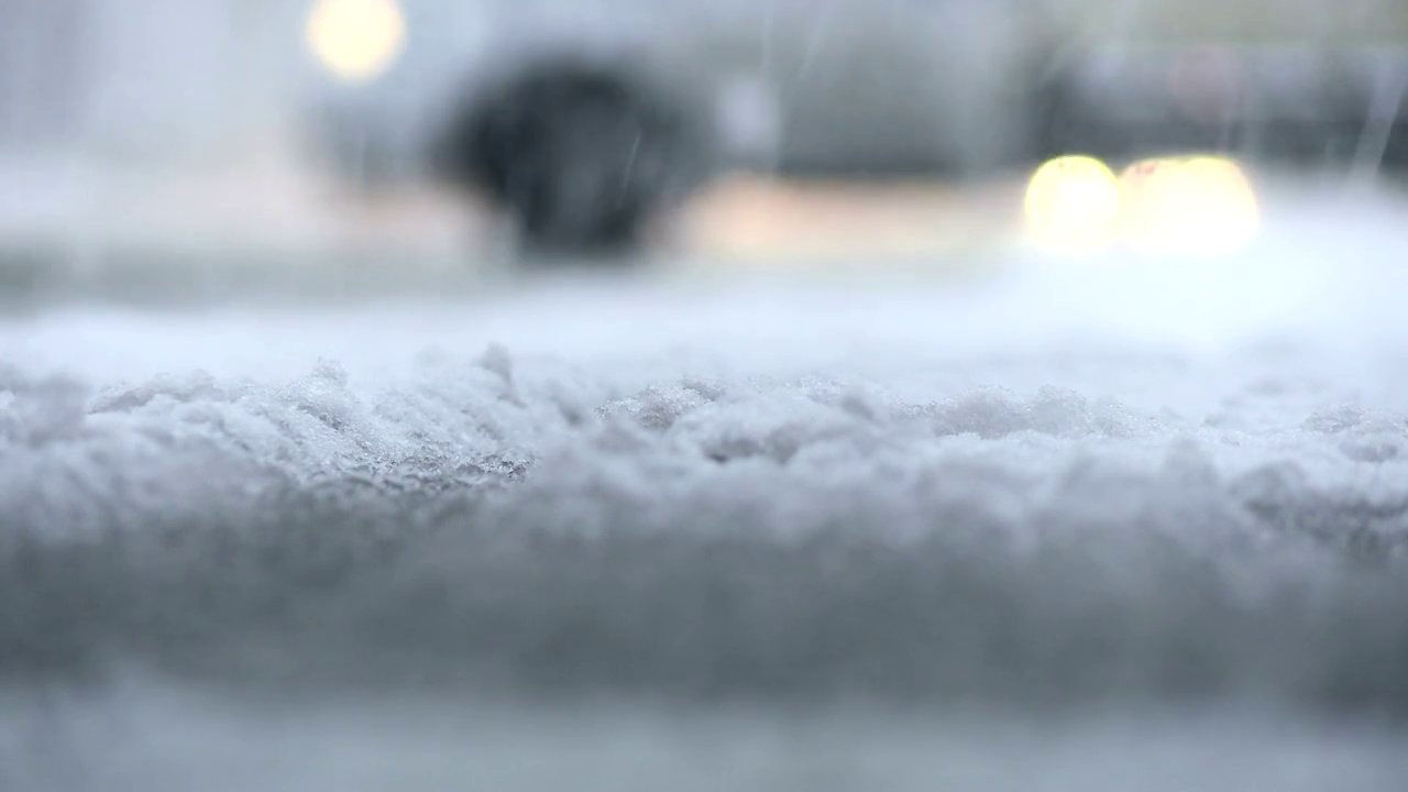 暴风雪中的交通