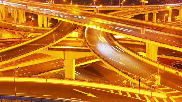 高速公路上的夜间交通。