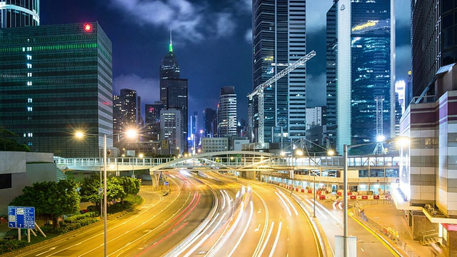 时间推移，香港夜间多车道公路及楼宇的繁忙交通。