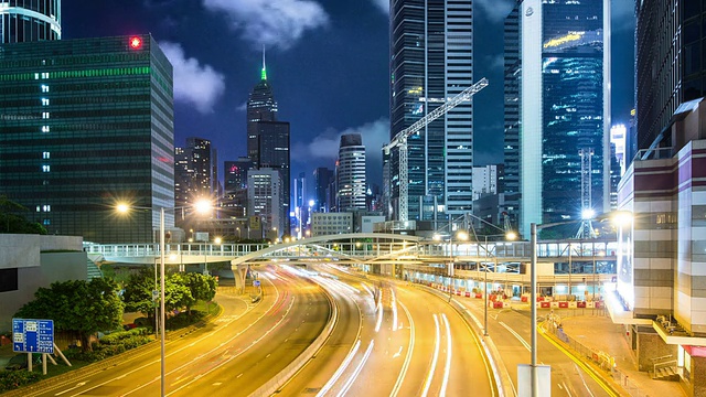 詳情圖-時(shí)間推移，香港夜間多車(chē)道公路及樓宇的繁忙交通。