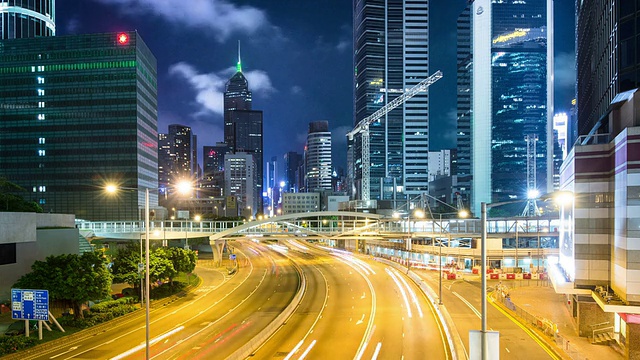 詳情圖-時(shí)間推移，香港夜間多車(chē)道公路及樓宇的繁忙交通。