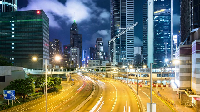 詳情圖-時(shí)間推移，香港夜間多車(chē)道公路及樓宇的繁忙交通。