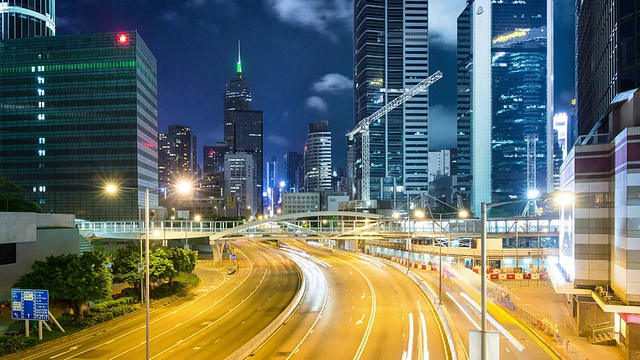 詳情圖-時(shí)間推移，香港夜間多車(chē)道公路及樓宇的繁忙交通。