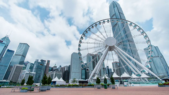 天际线、渡轮轮、游客和香港的现代建筑，时光流逝。
