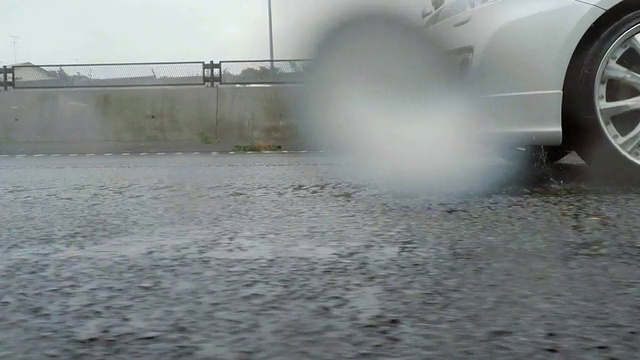 汽车在雨天行驶