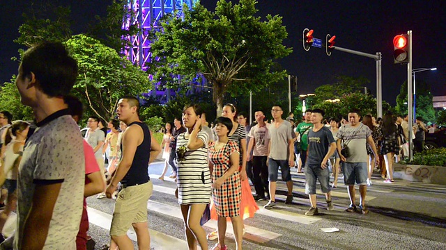 行人在广州市街道斑马线上行走，实时拍摄。