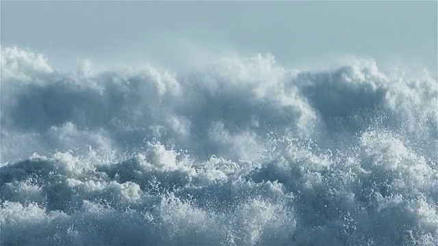 巨大的海浪在慢動作中被刷白