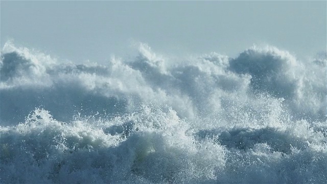 詳情圖-巨大的海浪在慢動作中被刷白