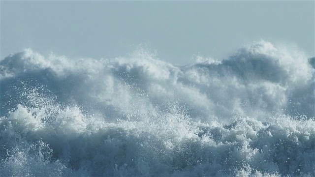 詳情圖-巨大的海浪在慢動作中被刷白