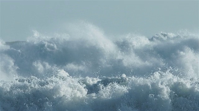 詳情圖-巨大的海浪在慢動作中被刷白