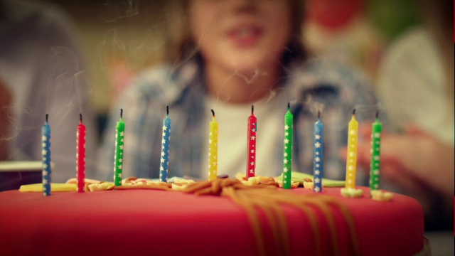 詳情圖-生日蛋糕上的蠟燭被吹滅了
