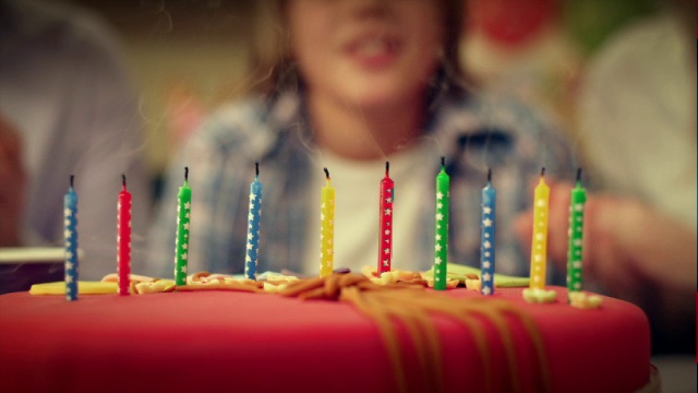 詳情圖-生日蛋糕上的蠟燭被吹滅了