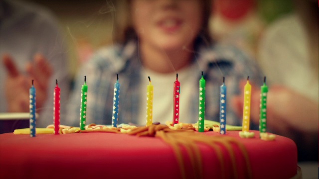 詳情圖-生日蛋糕上的蠟燭被吹滅了