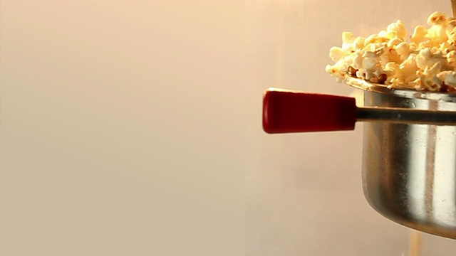 爆玉米花在锅里