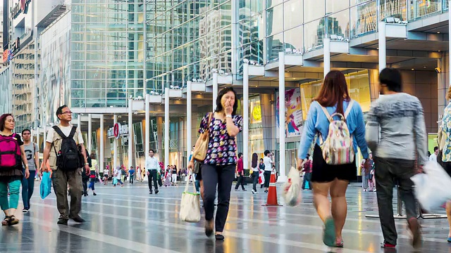 详情图-人们走在商场前，倾斜向下拍摄