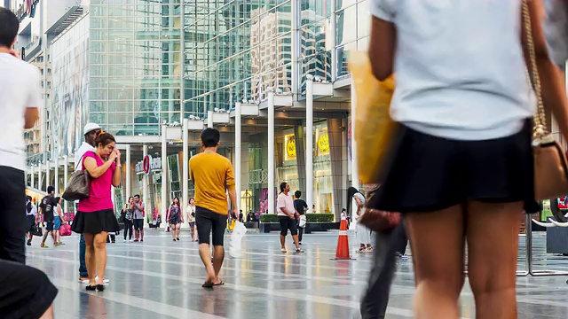 详情图-人们走在商场前，倾斜向下拍摄