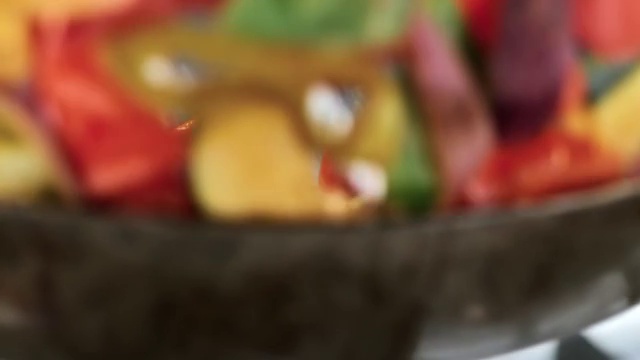 摇一摇平底锅，翻炒蔬菜
