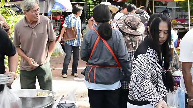 在当地市场里拥挤的人群