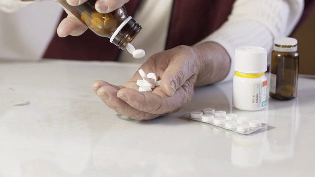 高清慢镜头:老妇人打翻药丸