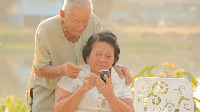 详情图-老年夫妇使用手机