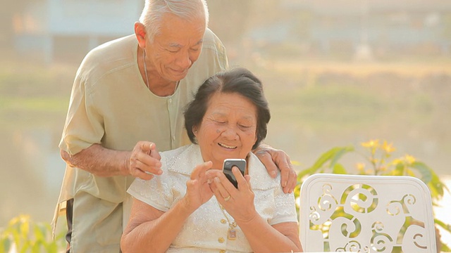 详情图-老年夫妇使用手机
