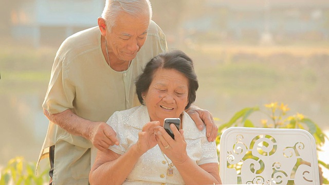 详情图-老年夫妇使用手机