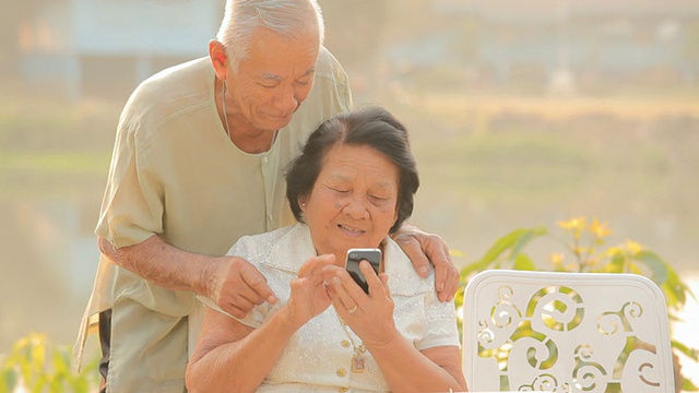 详情图-老年夫妇使用手机