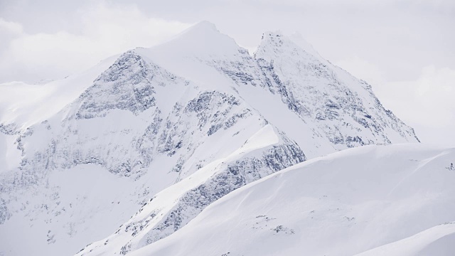 在一个有雾的冬日，雪山的景色