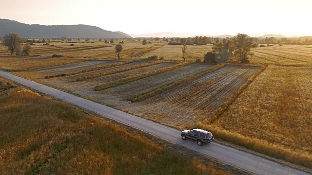 詳情圖-在夕陽下，在鄉(xiāng)村道路上行駛的所有地形車輛