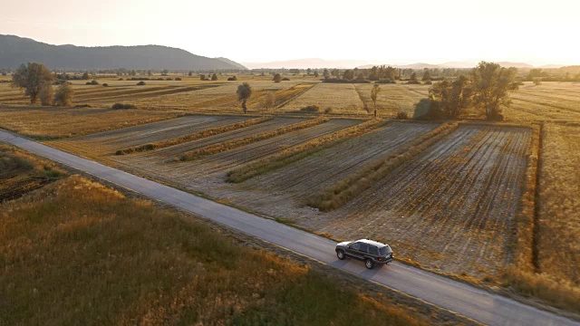 詳情圖-在夕陽下，在鄉(xiāng)村道路上行駛的所有地形車輛