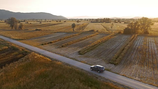 詳情圖-在夕陽下，在鄉(xiāng)村道路上行駛的所有地形車輛