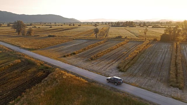 詳情圖-在夕陽下，在鄉(xiāng)村道路上行駛的所有地形車輛