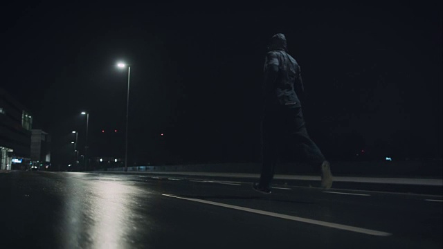 男人在晚上慢跑