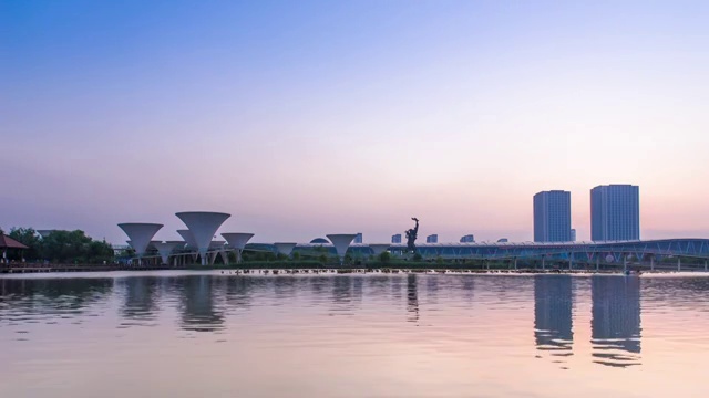 鸟瞰图天际线，东营湖从黄昏到夜晚，时光流逝。