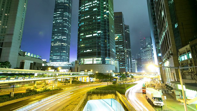 夜晚穿梭于現(xiàn)代城市的交通，時光流逝