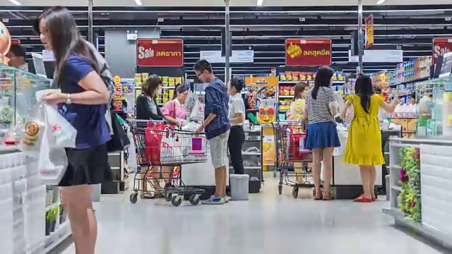 详情图-顾客在柜台为商品付款