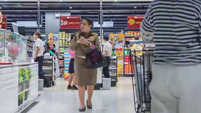 详情图-顾客在柜台为商品付款