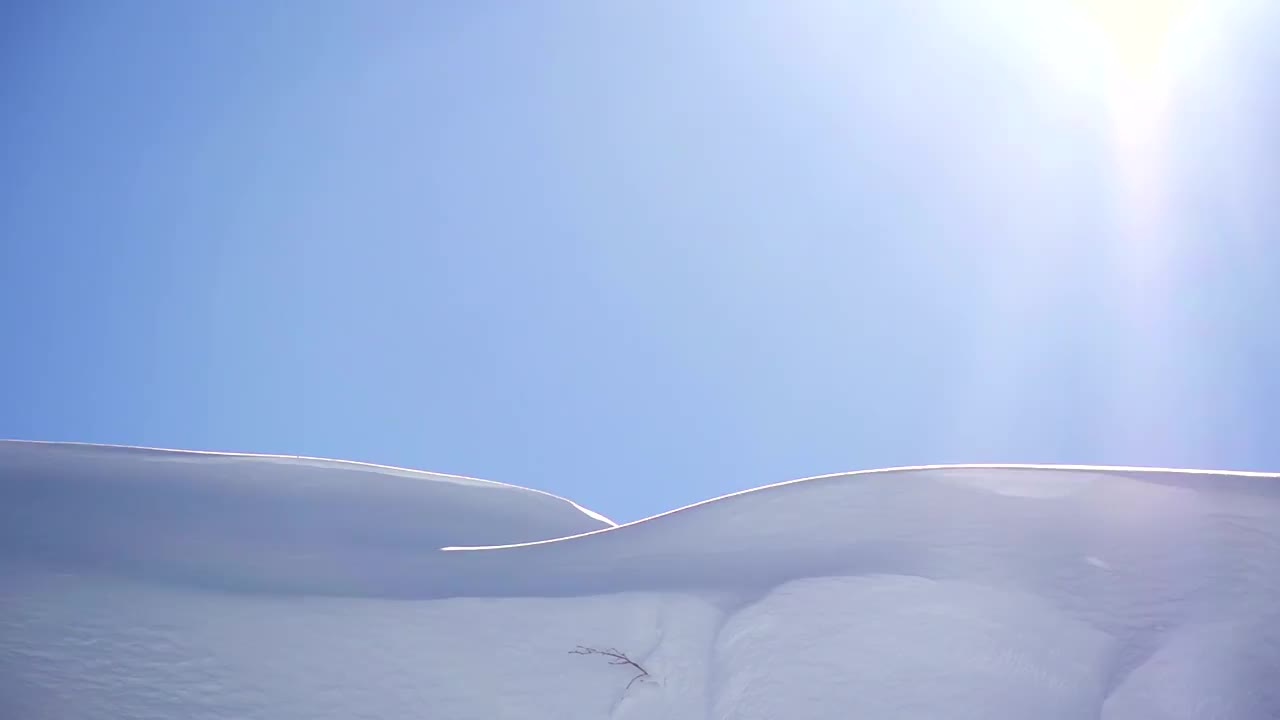 滑雪运动员从悬崖上跳下