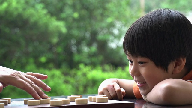 慢动作播放的中国小孩
