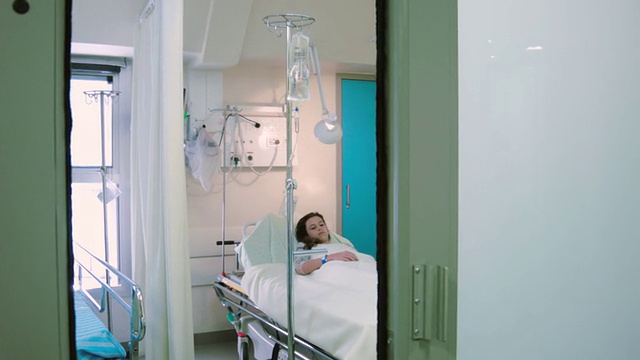 医院病房里有个少女